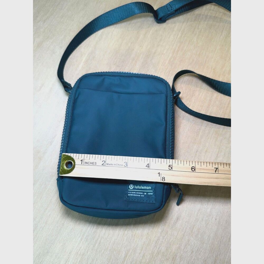 Lululemon Easy Access Crossbody Bag NWOT Teal Green Nylon Travel Purse - Picture 3 of 8